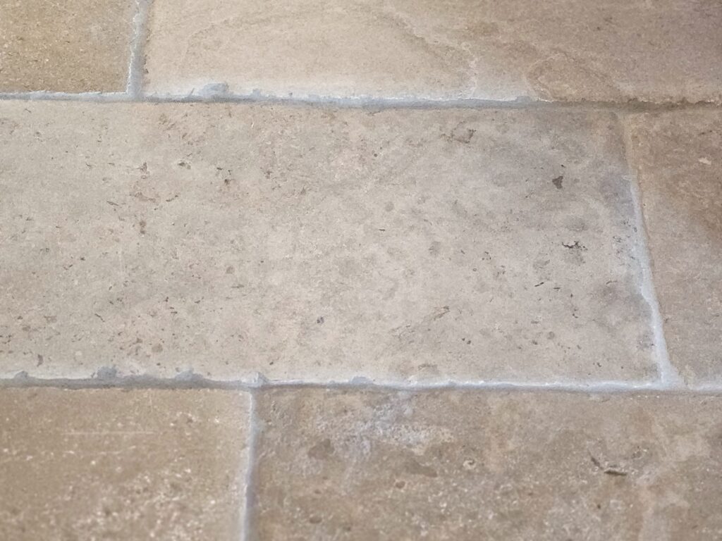 Limestone Antibes Natursteinfliesen von Hand poliert mit abgerundeten Kanten
