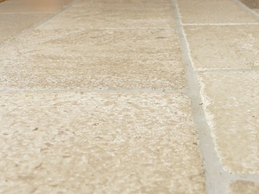 Limestone Var Bodenbelag gestockt und gebürstet in Grau- und Beigetönen
