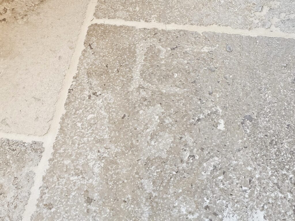 Limestone Var Bodenbelag gestockt und gebürstet in Grau- und Beigetönen