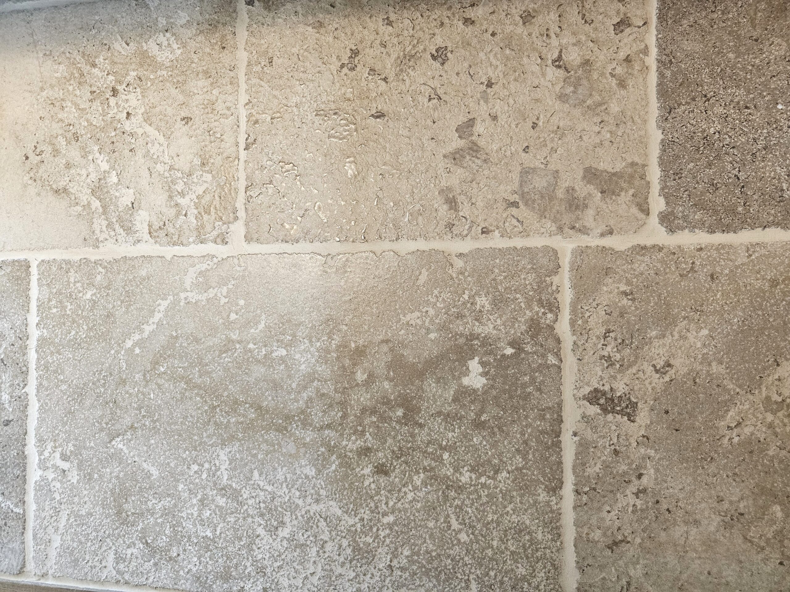 Limestone Var Bodenbelag gestockt und gebürstet in Grau- und Beigetönen